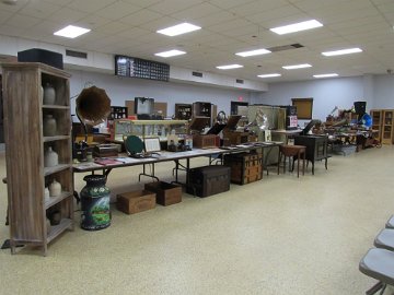 Auctioneer 1 Sale Set Up pics01